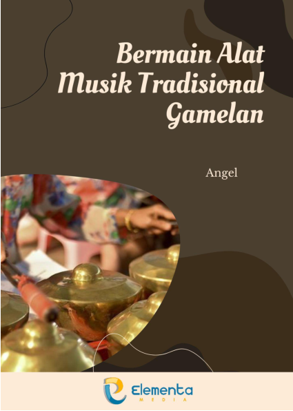 Bermain alat musik tradisional Gamelan